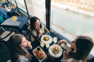 Women dining in Niagara Falls